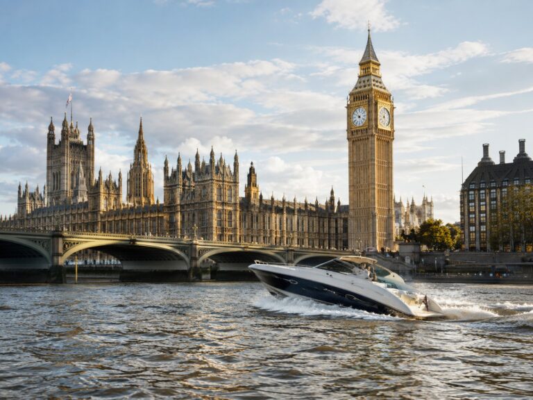 London: 2 hour private luxury Thames boat cruise / hire