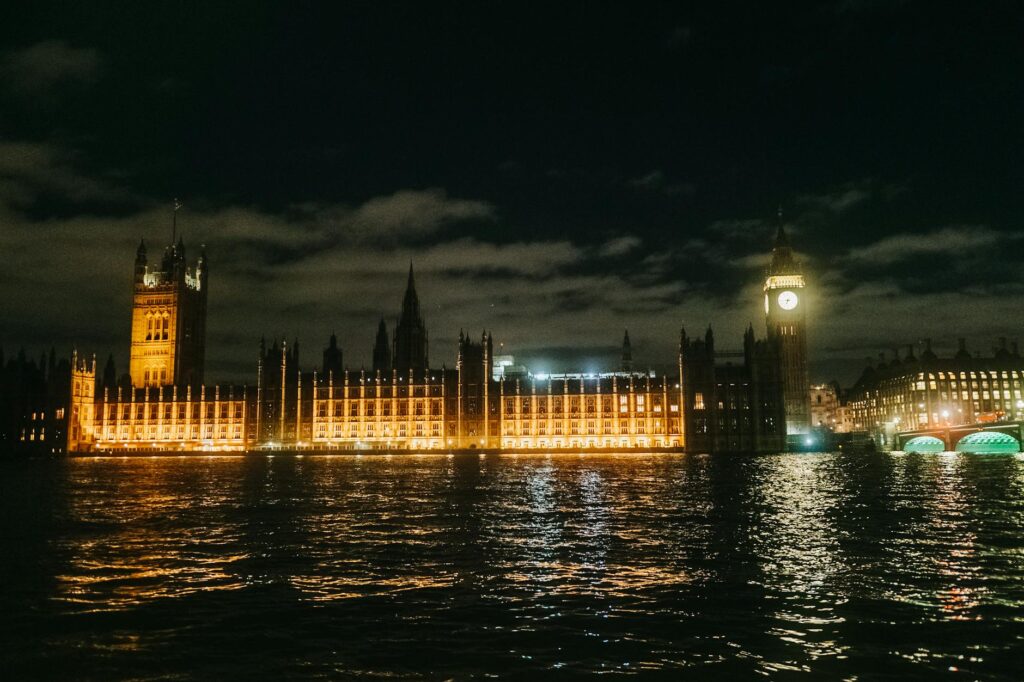 London: River Thames Evening Cruise with Bubbly and Canapés